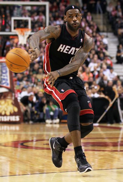 池忠国迎国安生涯200场里程碑，赛前热身获赠纪念球衣