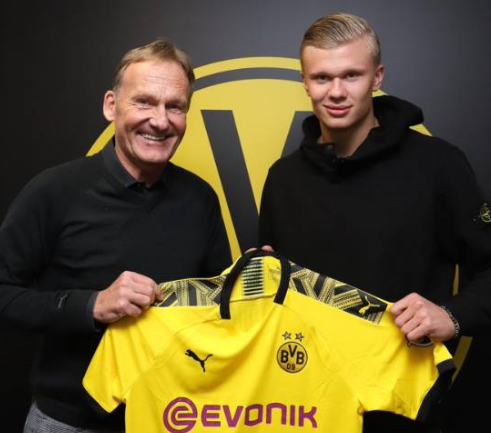 有伤风化🫣！湖人场边的美女观众对着镜头秀美腿并不断抚摸自己